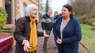 Villa Eva – (v.l.) Gräfin Eva (Eleonore Weisgerber) und Trude Düppenweiler (Sabine Urig) bangen um die Villa. Im Hintergrund Hr. Abendroth (A.Anke) Fr. Abendroth.