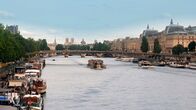 Salut Paris! Zwischen Eiffelturm und Bienenstock – Blick auf die Seine; rechts das Musée d'Orsay.