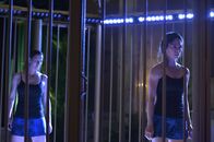 Beauty and the Beast – Nachdem ein Söldner mit Verbindungen zu einem Fight Club umgebracht wurde, schleust sich Cat (Kristin Kreuk, r.) dort ein. Denn der Besitzer des Fight Clubs weiß vielleicht etwas über das Kopfgeld, das auf Vincent ausgesetzt wurde ...