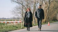 Tod in... – Sven Voss und Lydia Benecke am Tatort auf einer Landstraße.