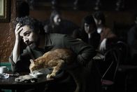 Inside Llewyn Davis – Llewyn Davis (Oscar Isaac) und die rote Katze von Bekannten.