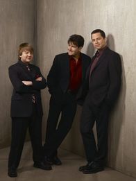Two and a Half Men – (5. Staffel) - Harte Männer: Charlie (Charlie Sheen, M.), Alan (Jon Cryer, r.) und Jake (August T. Jones, l.) ...