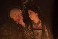 Salem – Mary (Janet Montgomery, r.) stattet Petrus (Christopher Berry, l.) einen Besuch ab, um Informationen über den Verbleib von John Alden zu erhalten. Was sie dann sieht,erschüttert sie jedoch zutiefst ...