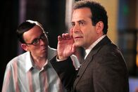 Monk – Monk (Tony Shalhoub) erkennt bald, dass nicht nur der Kandidat Val Birch, sondern auch der Quizmaster Lankman einen faulen Trick benutzen, um in der Gameshow abzuräumen. (li. Jarrad Paul als Kevin Dorfman)