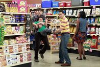 Two and a Half Men – Müssen bei Louis (Edan Alexander, 2.v.l.) zu altbewährten Erziehungsmethoden greifen: Alan (Jon Cryer, 2.v.r.) und Walden (Ashton Kutcher, l.) ...