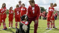 Löwenzahn – Mit Hilfe von Hund Keks motiviert Fritz Fuchs (Guido Hammesfahr, M.) die Bärstädter Fußballjugend. Für die zweite Halbzeit des Derbys braucht es jetzt viel Power.