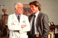 Diagnose: Mord – Dr. Sloan (Dick Van Dyke, l.) und sein Sohn Steve (Barry Van Dyke, r.) sind ein fantastisches Team.
