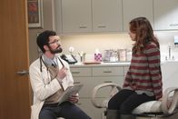 How I Met Your Mother – Da Lily (Alyson Hannigan, r.) nach einigen Monaten immer noch nicht schwanger ist, beschließt sie, mit Marshall zu einem Spezialisten (Neil Patrick Harris, l.) zu gehen und erlebt eine große Überraschung ...
