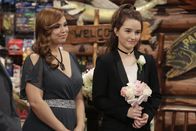 Last Man Standing – Kristin (Amanda Fuller, l.); Eve (Kaitlyn Dever, r.)