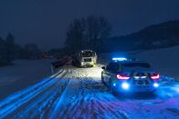 Ice Road Rescue - Extremrettung in Norwegen – Die Polizei ist vor Ort und hilft bei der Rettung.