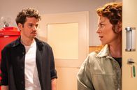 Sturm der Liebe – Kilian (Anthony Paul, l.) fällt es schwer, mit Fannys (Johanna Graen, r.) Reserviertheit klarzukommen.