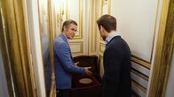 Terra X: Europa in ... – Von wegen unhygienisch: Mathieu da Vinha (l.), der Forschungsdirektor von Versailles, zeigt Mirko Drotschmann (r.) das "cabinet de chaise". Seit Ludwig XIV. das stille Örtchen der Könige.