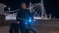 The Chelsea Detective – DI Max Arnold (Adrian Scarborough) ermittelt im Umfeld der Chelsea Bridge.