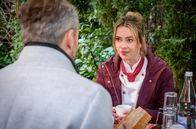 Sturm der Liebe – Greta (Laura Osswald, r.) berichtet Erik (Sven Waasner, l.) von einem brisanten Gerücht über Yvonne.