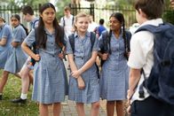 First Day - Ich bin Hannah – Olivia (Elena Liu, l.) und Natalie (Nandini Rajagopal, r.) begleiten ihre Freundin Hannah (Evie MacDonald, M.), als diese sich nach ihrem Zwangsouting als Transgender im Klassenchat wieder zurück zur Schule traut.