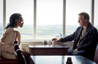 Mord auf Shetland – MDR FERNSEHEN MORD AUF SHETLAND - FERN DER HEIMAT, "Shetland - Series 4" Uhr. Kommissar Jimmy Perez (Douglas Henshall, Mitte) mit Olivia Lennox (Rakie Ayola), der Mutter des Opfers. -Foto Folge 1-