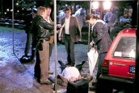 Die Rosenheim-Cops – Nach einem Schafkopfturnier wurde Ernst Hausler erschlagen und die beiden Rosenheim-Cops Korbinian Hofer (Joseph Hannesschläger, 2.v.li.), Christian Lind (Tom Mikulla, 2.v.re.) und Polizist Michi Mohr (Max Müller, li.) warten auf erste Erkenntnisse von Pathologin Dr. Kern (Maren Schumacher).