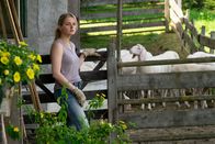 Der Bergdoktor – Josie Bachmeier (Lieselotte Voß) kämpft mit allen Mitteln dafür, den gemeinsamen Hof behalten zu dürfen.
