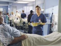 Scrubs - Die Anfänger – Cole (Dave Franco, r.), der aufgrund eines Missverständnisses fürchtet, sein Vater könnte erfahren, dass er derzeit der schlechteste Student seines Jahrgangs ist, gibt sich große Mühe und erledigt alle ihm von Dr. Cox auferlegten Arbeiten mit großem Fleiß ...
