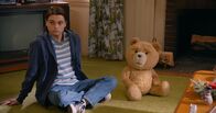 Ted – John Bennett (Max Burkholder, l.); Ted (r.)