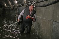 Metro - Im Netz des Todes – Wasser aus der Moskwa dringt über undicht gewordenes Deckenwerk in die Kanäle ein, weil der einzige Mann, der die Menschen hätte warnen können, in der Ausnüchterungszelle hockt.
