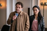 Wilsberg – Kriminalkommissar Harald Drechshage (Stefan Haschke) und seine Kollegin Nguyen „Thuong Nhi“ (Mai Duong Kieu) ermitteln im Fall „Bielefeld 23“, Thoung Nhi ist sicher: Hier ist etwas faul.