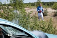 In aller Freundschaft – Dr. Roland Heilmann (Thomas Rühmann) hat Angst, dass seine Freundin Kathrin Globisch in dem verunfallten Auto sitzt.