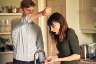 Normal People – Der Besuch Zuhause und das Wiedersehen mit ihrem Bruder Alan (Frank Blake) weckt bei Marianne (Daisy Edgar-Jones) böse Erinnerungen.