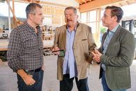 Die Rosenheim-Cops – Die Kommissare Hofer (Joseph Hannesschläger, M.) und Bach (Patrick Kalupa, r.) befragen Ferdinand Kreitler (Matthias Christian Rehrl, l.), den Ex-Chef des Ermordeten.