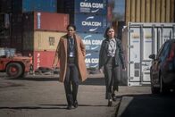 The Bay – DS Jenn Townsend (Marsha Thomason, l.) und DS Karen Hobson (Erin Shanagher, r.) werden zum örtlichen Frachthafen geschickt, da das Opfer dort in die Bucht geworfen wurde. Dass das Opfer früher dort gearbeitet hat, finden die Ermittlerinnen verdächtig.