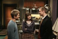 Gilmore Girls – Rory (Alexis Bledel, M.) hätte nicht gedacht, das Logan (Matt Czuchry, l.) und ihr Vater (David Sutcliffe, r.) sich so gut verstehen könnten ...