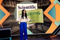Maithink X - Die Show – Bei "MAITHINK X – Die Show" nimmt Dr. Mai Thi Nguyen-Kim auch den Wissenschaftsbetrieb selbst kritisch unter die Lupe.