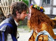 Das blaue Licht – Der Soldat Jakob (Christoph Letkowski) und Prinzessin Augustine (Marleen Lohse) blicken sich verliebt in die Augen.