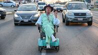 Swan Song – Swan Song Mit elektrischen Rollstuhl auf der Strasse: Udo Kier als Pat Pitsenbarger Copyright: SRF/Ascot Entertainment Group