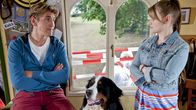 Löwenzahn – Fritz Fuchs (Guido Hammesfahr) und seine Kusine Charlie (Géraldine Raths) sind im Bauwagen unter Quarantäne gestellt. Sie sollen gefährliche Bakterien gezüchtet haben. Wie kommen sie aus der Nummer wieder raus?