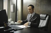 American Horror Story – 1994: Larry Harvey (Denis O'Hare) ahnt nicht, wie groß Tates Hass auf ihn wirklich ist ...