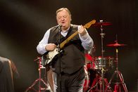 Der Dicke – ARD DER DICKE IV. Staffel, Hauptabendserie (13 neue Folgen), Folge 46 "Alte Freunde - Alte Feinde"15 Uhr im Ersten. Ermuntert von dem Rockmusiker Jakob Berger greift Gregor Ehrenberg (Dieter Pfaff, r.) wieder zur Gitarre.