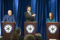 Community – Zwischen Jeff (Joel McHale, M.) und Annie (Alison Brie, r.) herrscht Krieg: In Greendale wird der Präsident der Studentenvertretung gewählt und die beiden stellen sich neben Leonard (Richard Erdmann, l.) und diversen anderen Kandidaten zur Wahl ...