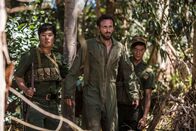 No Man Left Behind – Nach seiner Gefangennahme lassen die Soldaten Charles tagelang durch den Wald marschieren. (Bildnachweis: National Geographic Channels/Charlie Sperring)
