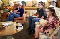 Young Sheldon – (v.l.n.r.) Connie "Meemaw" Tucker (Annie Potts); Dean (Travis Burnett); Missy Cooper (Raegan Revord)