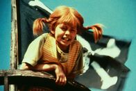 Pippi Langstrumpf – Pippi Langstrumpf (Inger Nilsson) im Ausguck des Seeräuberschiffes, mit dem die Flucht von Taka-Tuka gelingt.