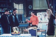 Friends – Joey (Matt LeBlanc, l.) und Ross (David Schwimmer, 2.v.l.) begreifen nicht, warum Monica (Courteney Cox, 2.v.r.) und Phoebe (Lisa Kudrow, r.) im Clinch liegen ...
