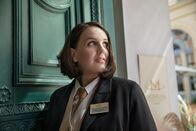 Hotel Mondial – Die Concierge Maria Rietzel (Lea Sophie Salfeld) macht ihren Job aus Leidenschaft und bemüht sich den Gästen des Mondial jeden Wunsch zu erfüllen.