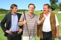 Die Rosenheim-Cops – Die Rosenheimer Kommissare Hansen (Igor Jeftic, l.) und Hofer (Joseph Hannesschläger, r.) verdächtigen Fritz Göbel (Christoph Gareisen, M.).
