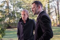 Elementary – Versuchen fieberhaft, Watson zu finden und aus den Fängen der französischen Entführer zu befreien: Sherlock Holmes (Jonny Lee Miller, r.) und sein Bruder Mycroft (Rhys Ifans, l.) ...