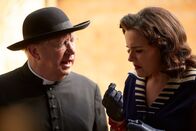 Father Brown – Bunty (Emer Kenny) hilft Father Brown (Mark Williams) bei den Ermittlungen. Dabei kommt sie nicht umhin, den Eintopf des Wildhüters zu probieren, der ungewöhnliche Zutaten beinhaltet.