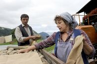 Der Bergdoktor – Martin (Hans Sigl, l.) hilft seiner Mutter (Monika Baumgartner, r.) beim Einsacken der Kartoffeln.