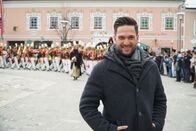 Hoagascht – Moderator Richard Deutinger am Vereinigten-Festzug