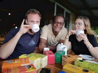 Verrückt nach Meer – Junior Offizier Julian und Praktikantin Lena von der "Weißen Lady" lernen auf der ältesten Teeplantage von Mauritius von Guide David Baissac alles über die Herstellung der verschiedenen Teesorten.