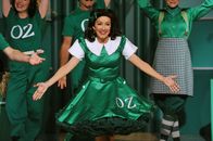 The Middle – Frankie (Patricia Heaton, M.) erhält eine Rolle im Musical "Der Zauberer von Oz" und bemerkt sehr schnell, wie viel Spaß ihr das Singen macht. Als ihre Tochter Sue, die ebenfalls mitspielt, jedoch vom Regisseur hinausgeworfen wird, bringt das Frankie in eine unangenehme Lage ...